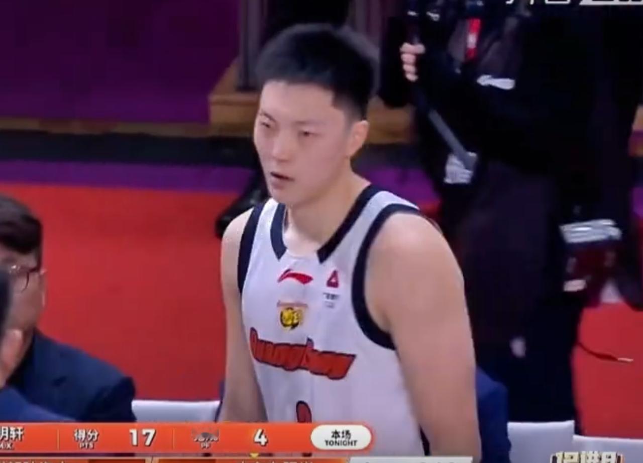 胡明轩突然在季后赛阶段迎来爆发，这事儿最近球迷讨论得挺热闹，甚至有人质疑他状态回