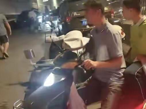 能花一年几十万的租金，却不能给学生安上空调！没有公开招标，程序存在问题，违反财政