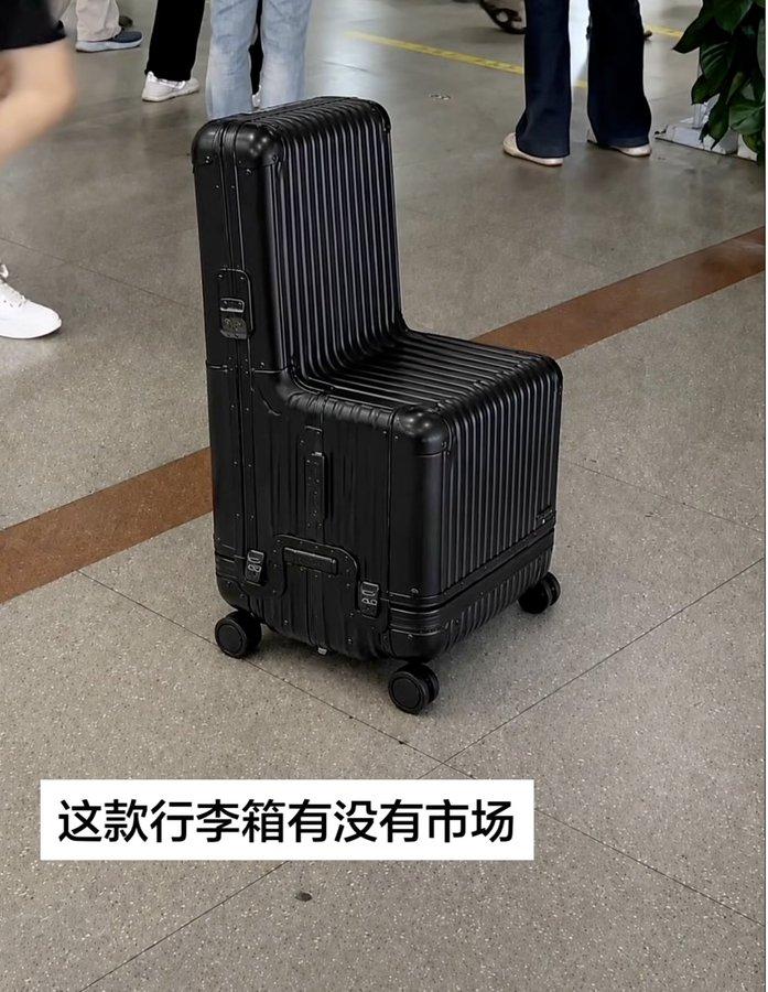 谁设计的椅子行李箱，真的实用吗？机场候车大厅人挤人，没座位站到腿酸，这款箱子直