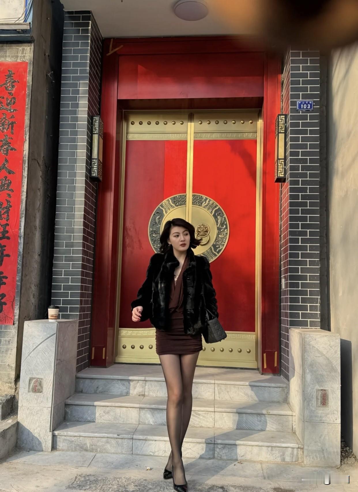 女人如何穿高跟鞋显得很洋气鞋跟高度要合适，过高过低都影响整体效果。