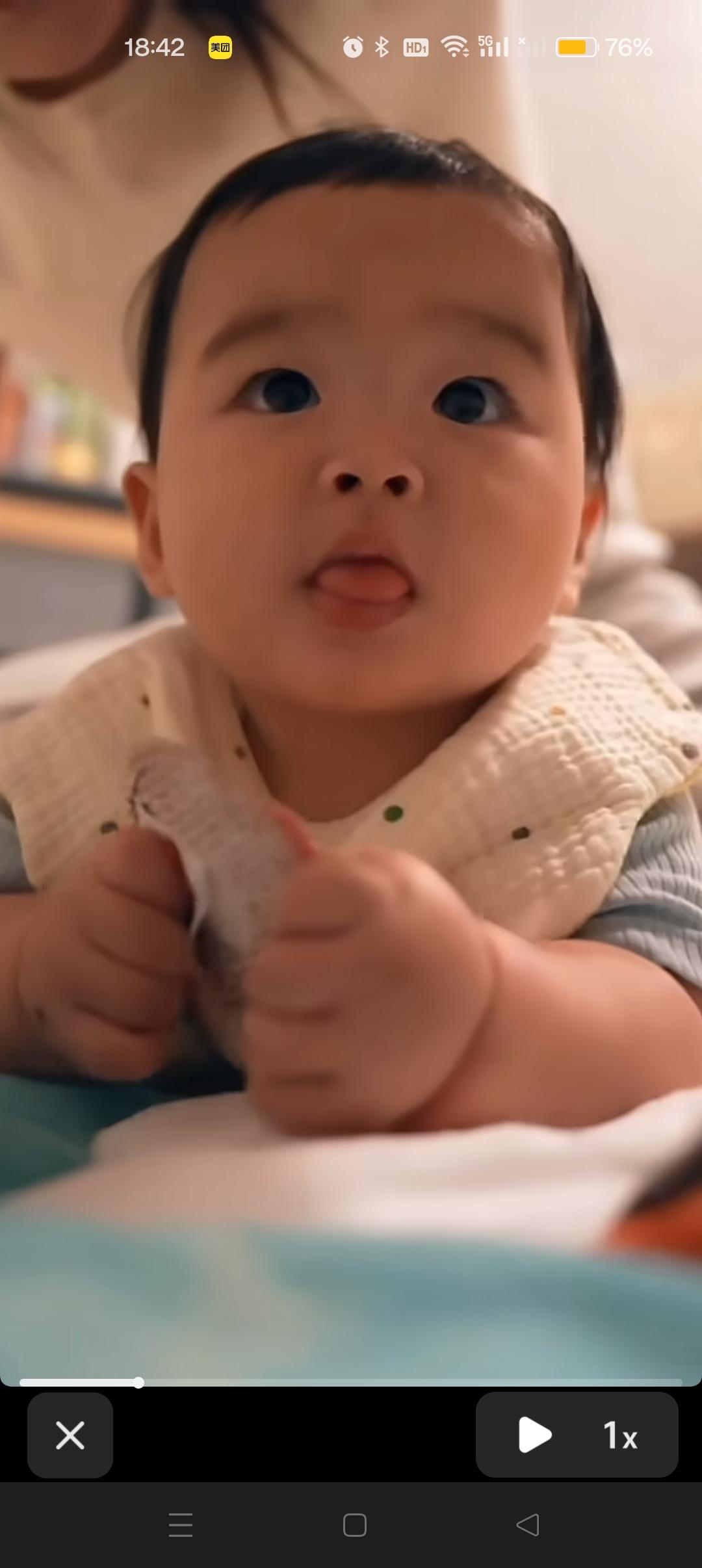 小汪宝会翻身啦，优秀的宝贝好棒啊！😍跟妈妈甜蜜互动，一举一动超可爱，肉