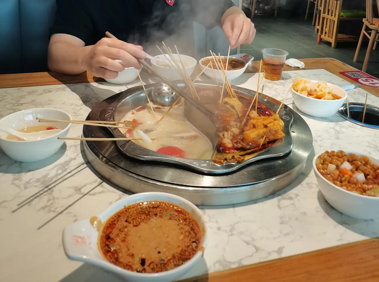减肥不易，管住嘴太难了！吃一顿火锅，体重能升多少？中午去吃火锅前，我称了体重