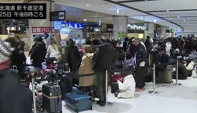 “快派包机来接我们”！近期，日本北海道遭遇罕见暴雪，约7000名旅客滞留，部分中