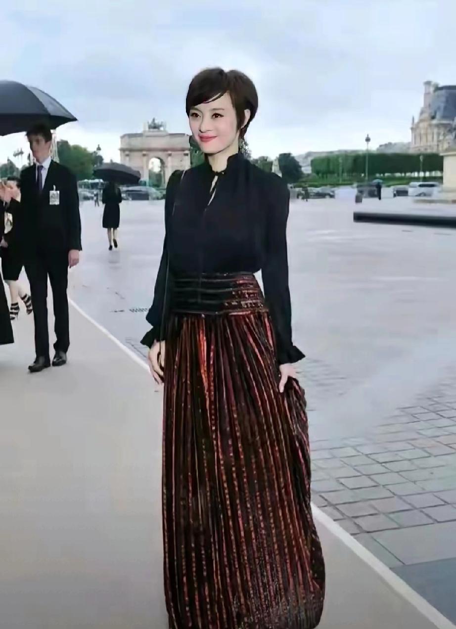 41岁孙俪现身巴黎活动，不靠露肤博眼球，简约穿搭尽显强大气场