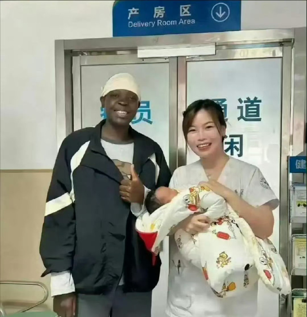 不要再说黑人的基因有多强大了，这不，她就生下了一个黄皮肤小孩