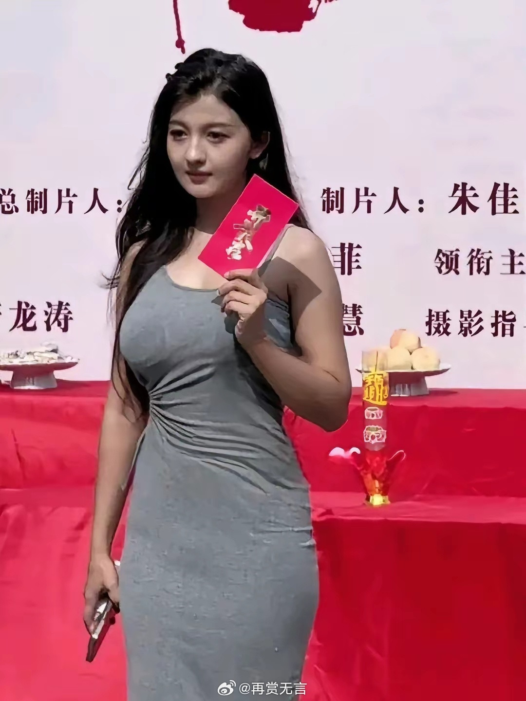 新疆真是五十步一迪丽热巴啊，这美貌肯定能爆红。