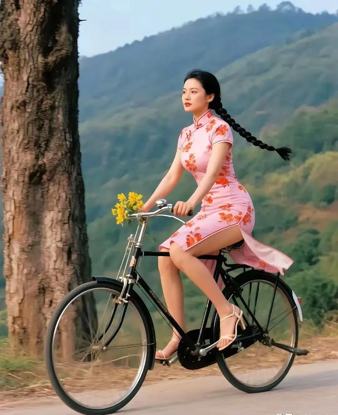 那时，刚改革开放，姑娘穿民国旗袍，骑大梁自行车，大辫子一甩，看起来很美…