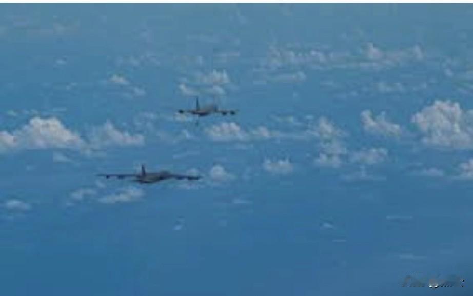 美军战机定期在委内瑞拉空域边境附近活动一架美国航母舰载战斗轰炸机与波音F/