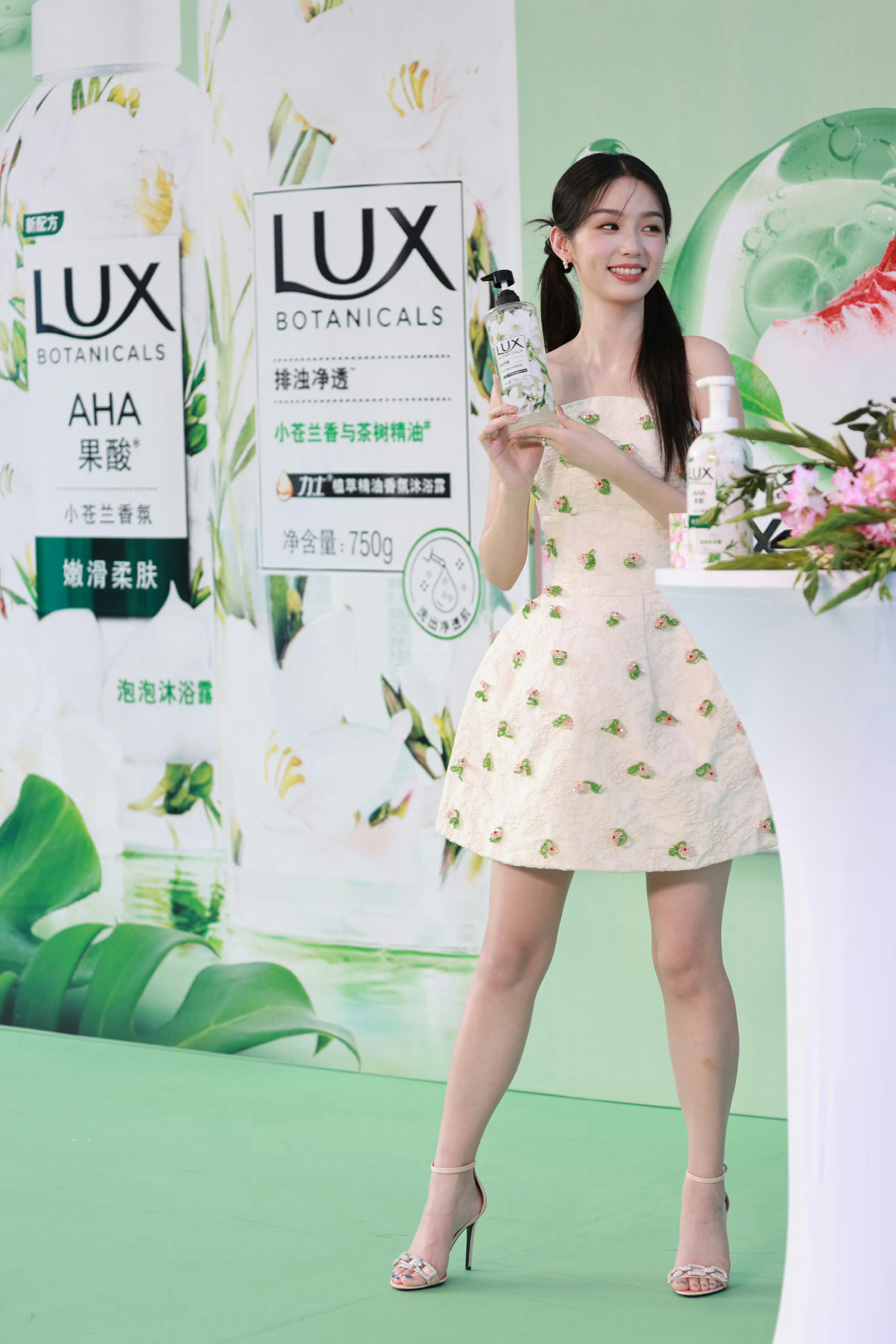 周也这个腰好细，抹胸花裙好看，腿型也好看，生图也这么美。周也