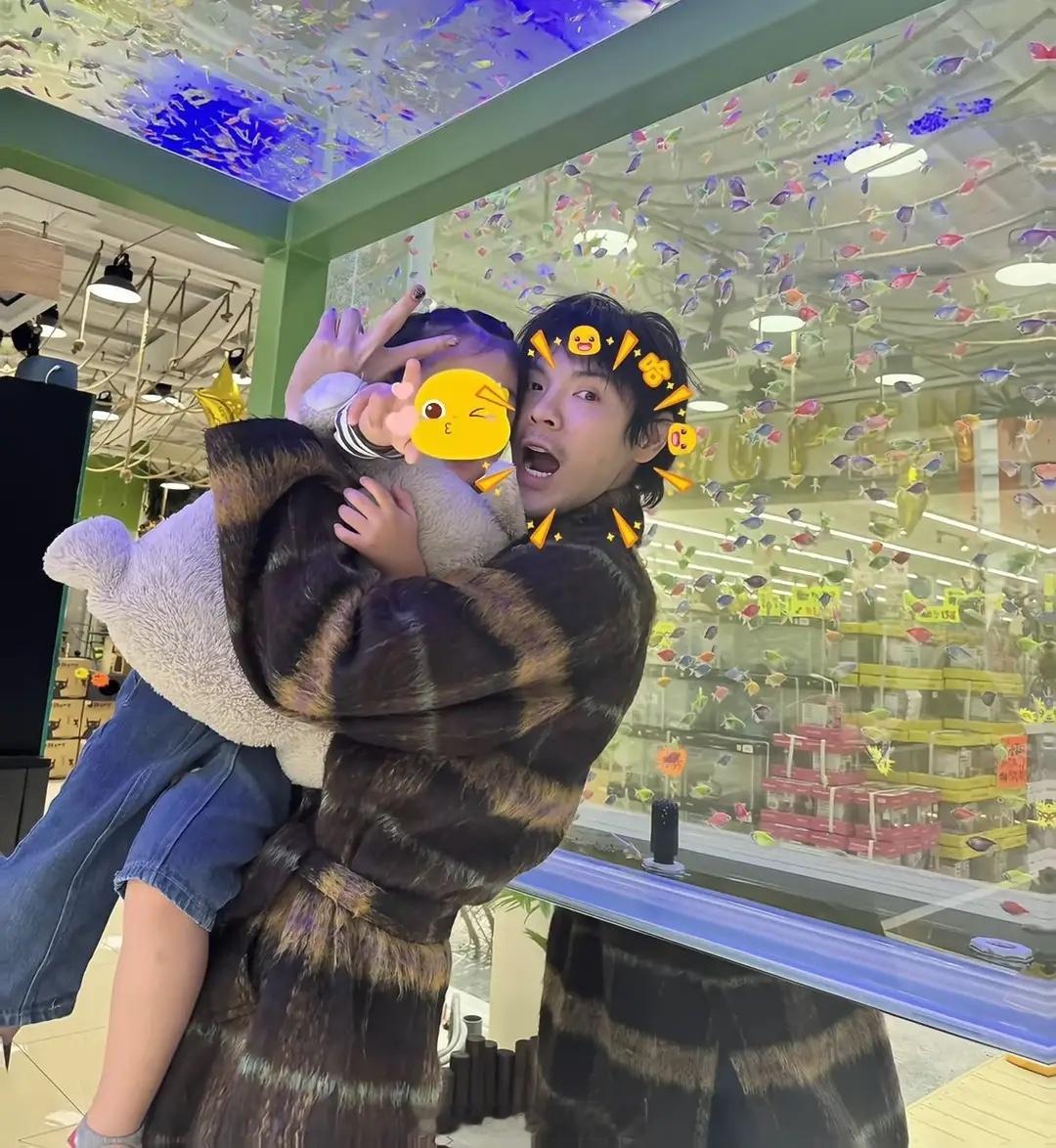 向佐到台北看孩子，对女儿又抱又贴脸，在家胡子拉碴孩子和他很亲！