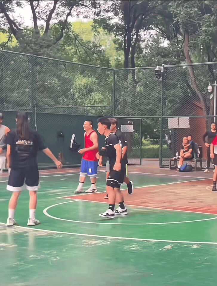 近日北京，一群年轻人在户外篮球场打球，事后一名女球员发视频吐槽：我寻思我们也不认