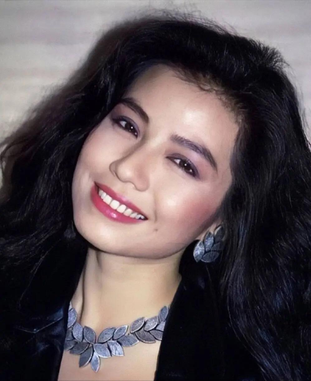王志文说：“女人若是性子偏内向，不爱凑热闹扎堆，平日里素面朝天，各类应酬聚会一概