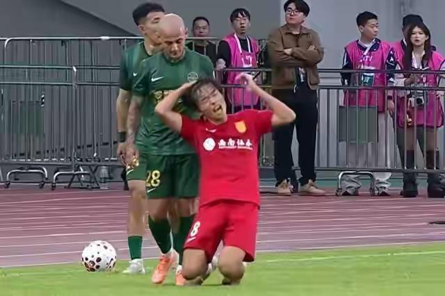 浙江队米特里策被中足联追加停赛4场+红牌自然停赛1场，一共停赛5场，被中足联​