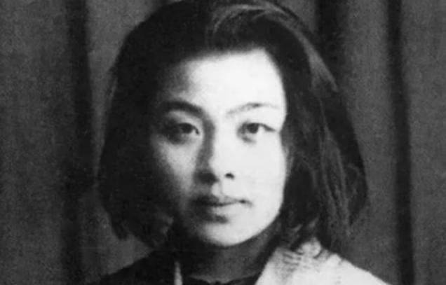 1928年，民国才女丁玲同时爱上了两个男人，哪个都不舍得分开，于是提出了三人同居
