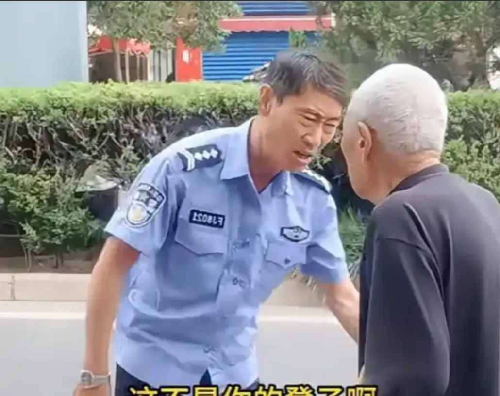 还敢打人？5月15日，河南，大爷坐在店家椅子上休息，歇够了离开的时候就想拿走，刚