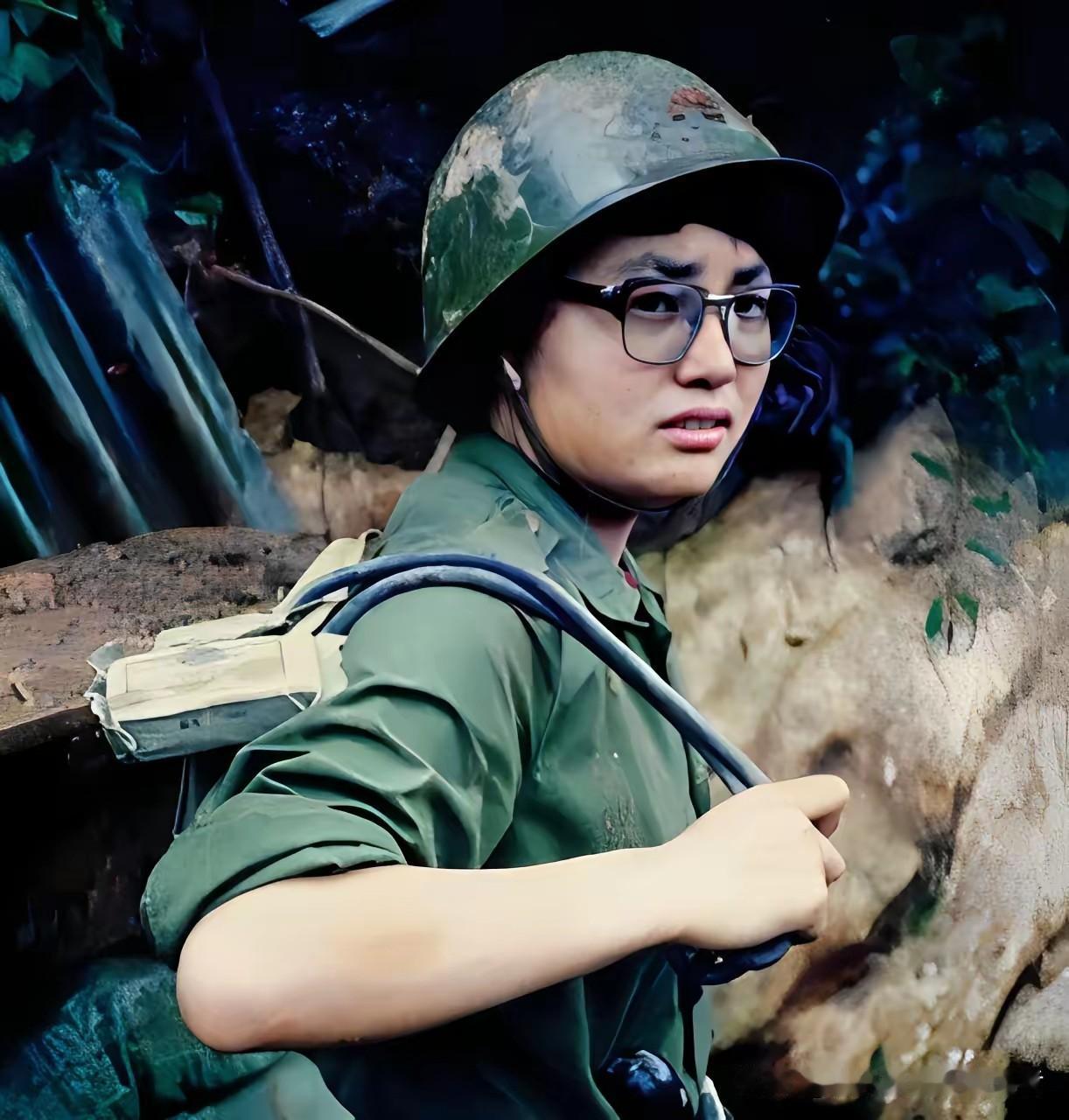 1987年老山前线哨卡，一名女医执意要登上前沿阵地，执勤哨兵按规定上前阻拦。她拿