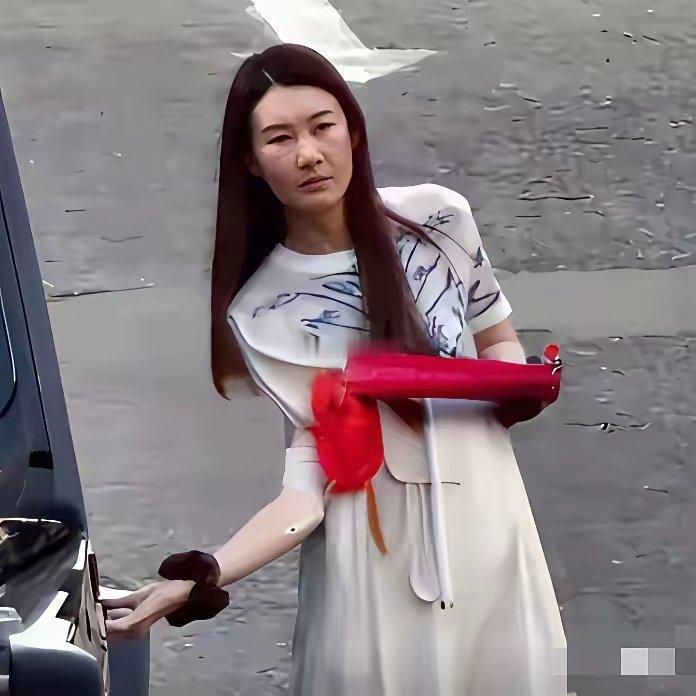 这回终于看清王宝强的现任冯清真实样貌了，简直和精修图判若两人​​​