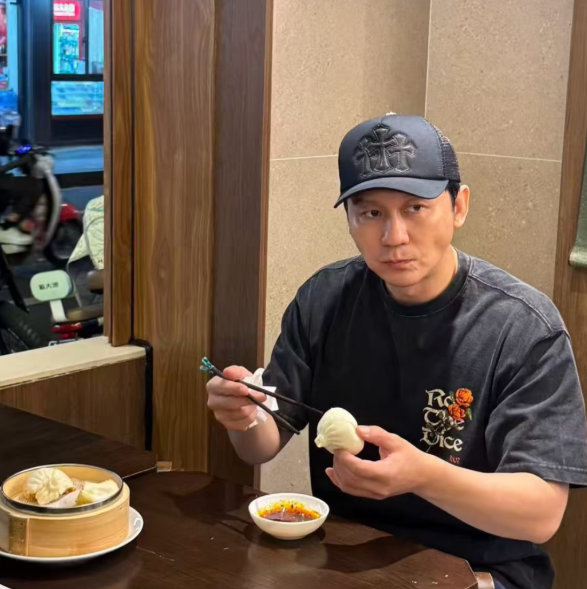李晨在上海吃包子被偶遇男明星真的好自律，他一顿饭就吃三个包子。李晨现身上海，