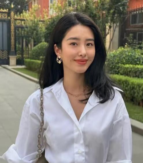 31岁杨采钰婚后素颜惊艳全网！富三代老公宠妻细节好戳人，状态比少女还绝