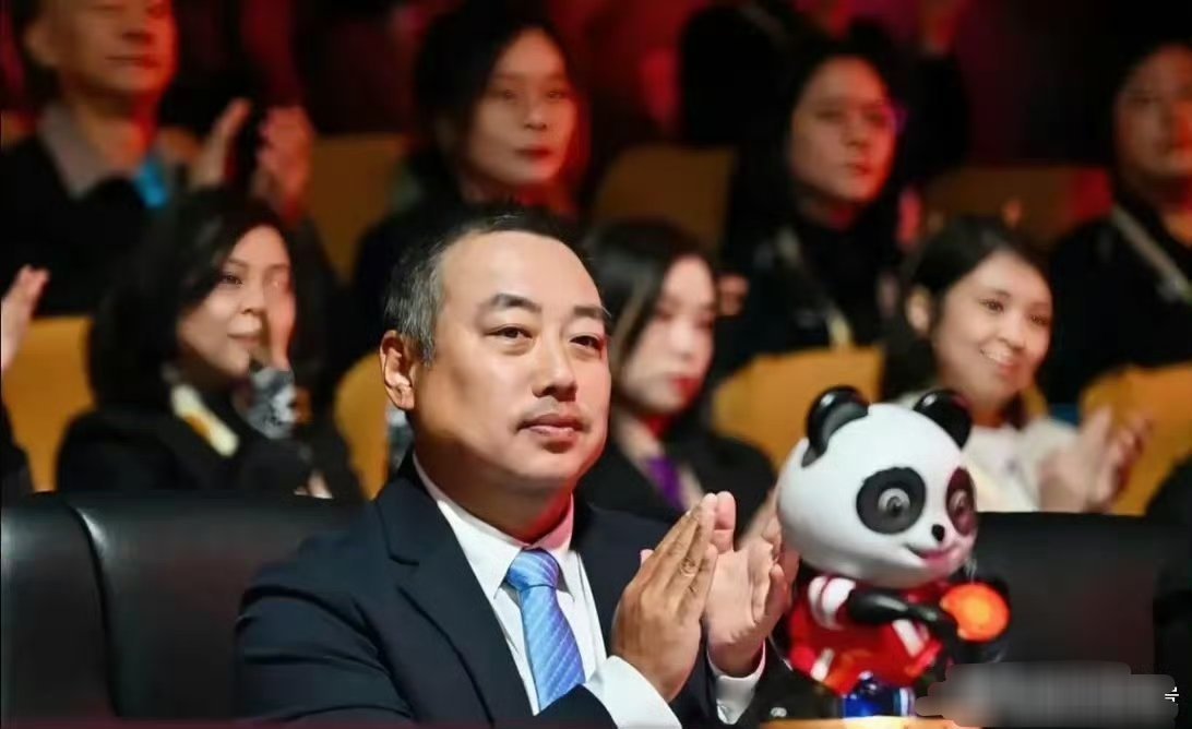 刘国梁，越来越让人看不懂了。他曾说：主力位置是靠自己打出来的，而不是让出来的。他