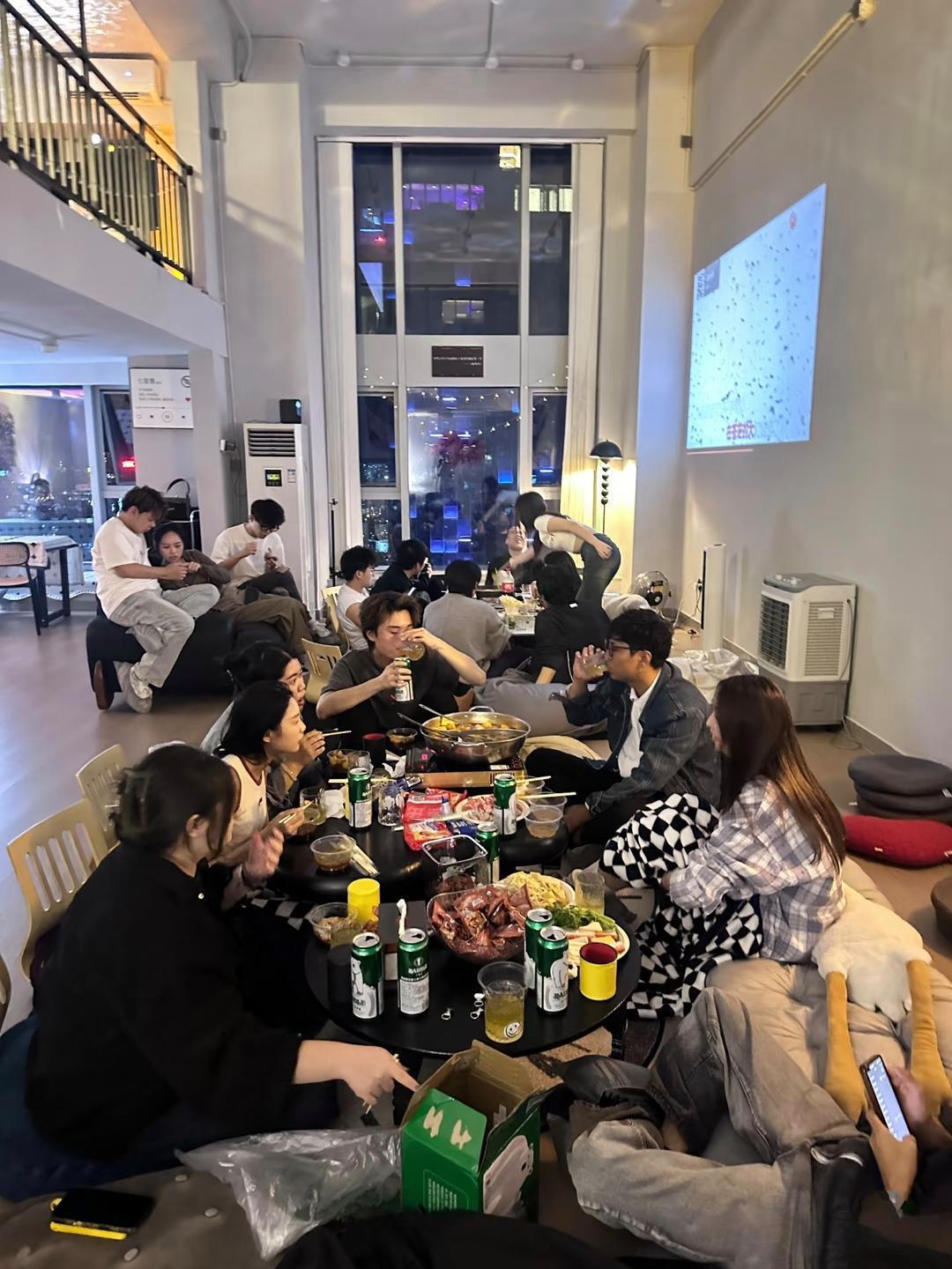 大家都以为现在大环境不好，钱难赚，直到今天跟两个亲戚聊天，我才彻底明白。一个亲戚