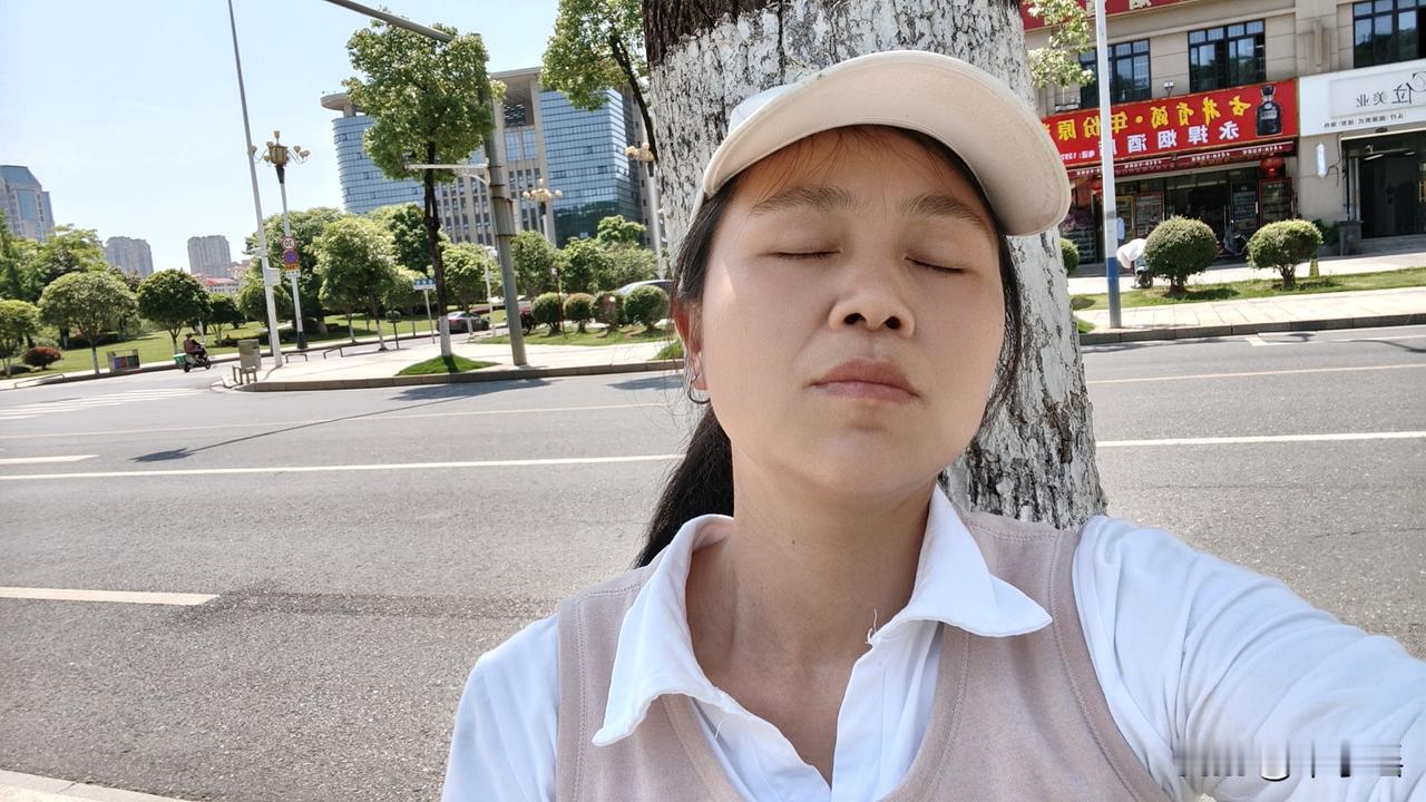 昨晚哭了一整夜，眼睛都哭肿了，看着自己憔悴不堪，落魄的样子，我气得肠子都悔青了！
