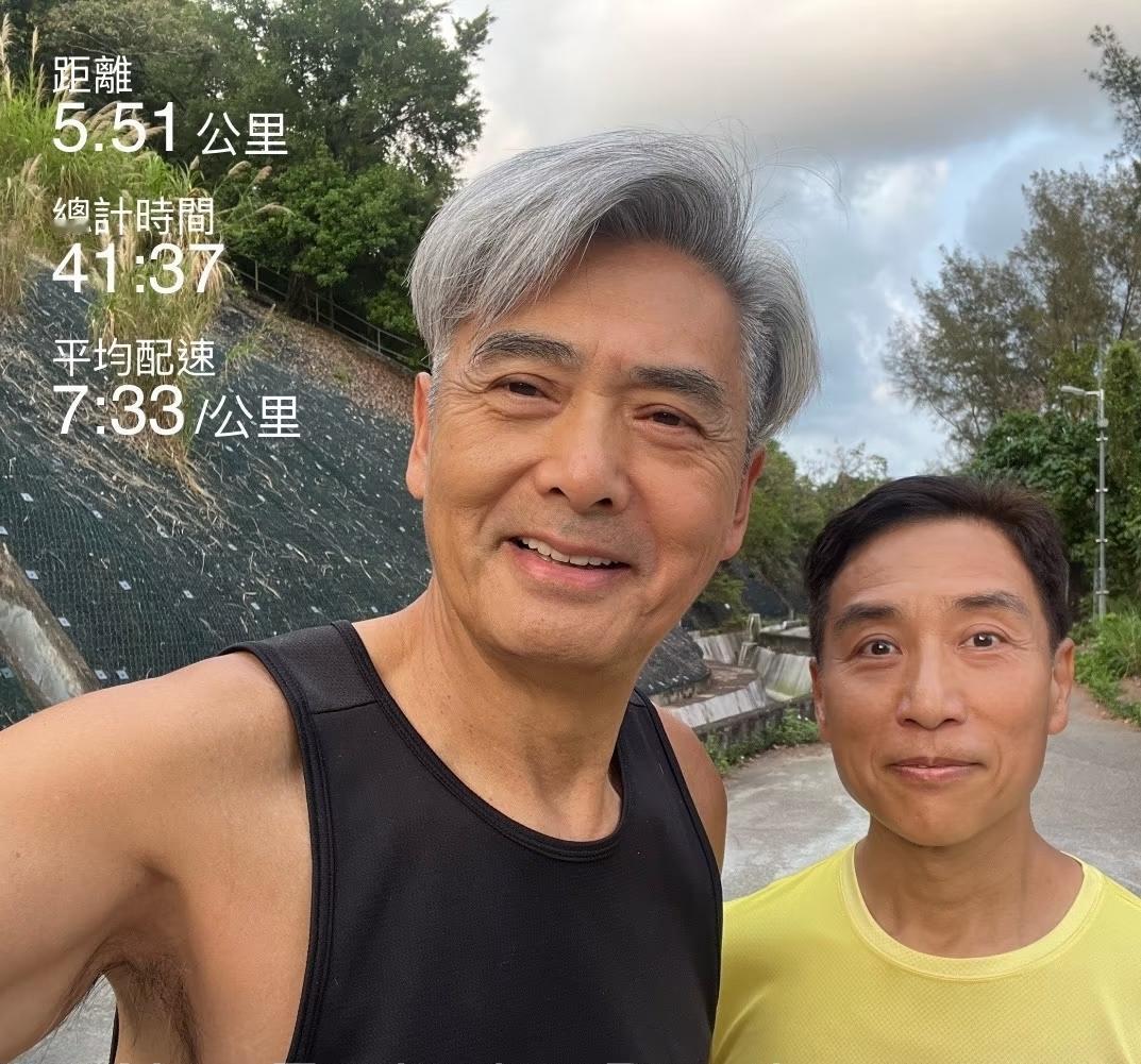 周润发现身香港街头跑步，他穿衣打扮非常凉爽，留着一头三七分白发造型，脸上皱纹有点