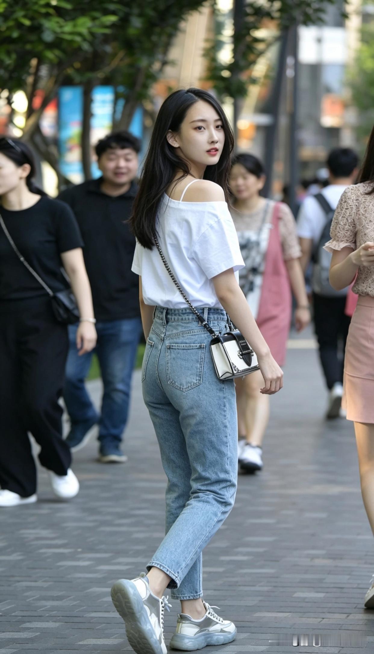 阳光明媚的午后，漫步在绿意盎然的花园小径上，享受生活的美好时光。🌞🌴🌸