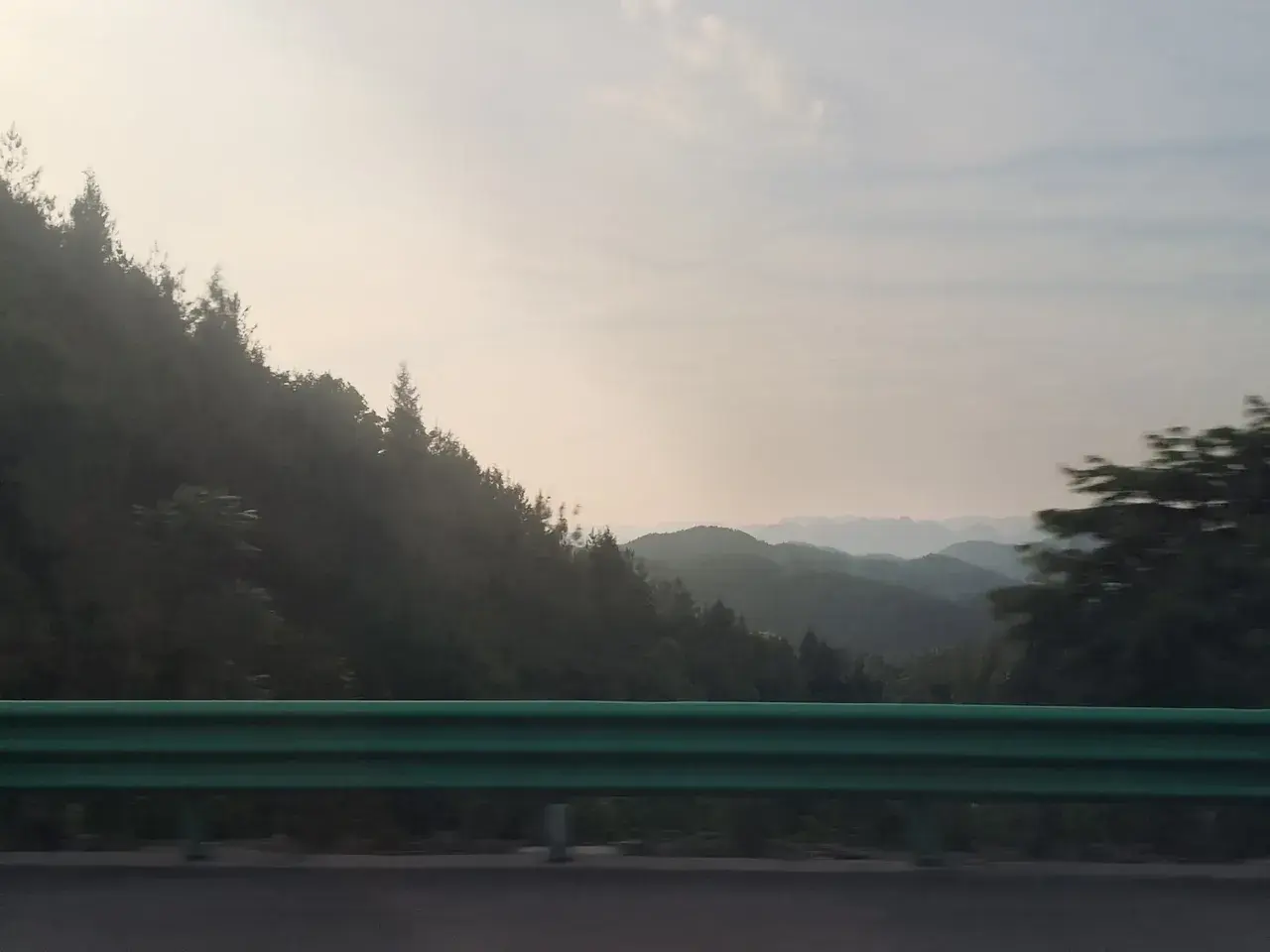 我小时候，亲眼目睹父亲经常家暴母亲，只因为母亲和他争论两句，也就是父亲眼中所谓的