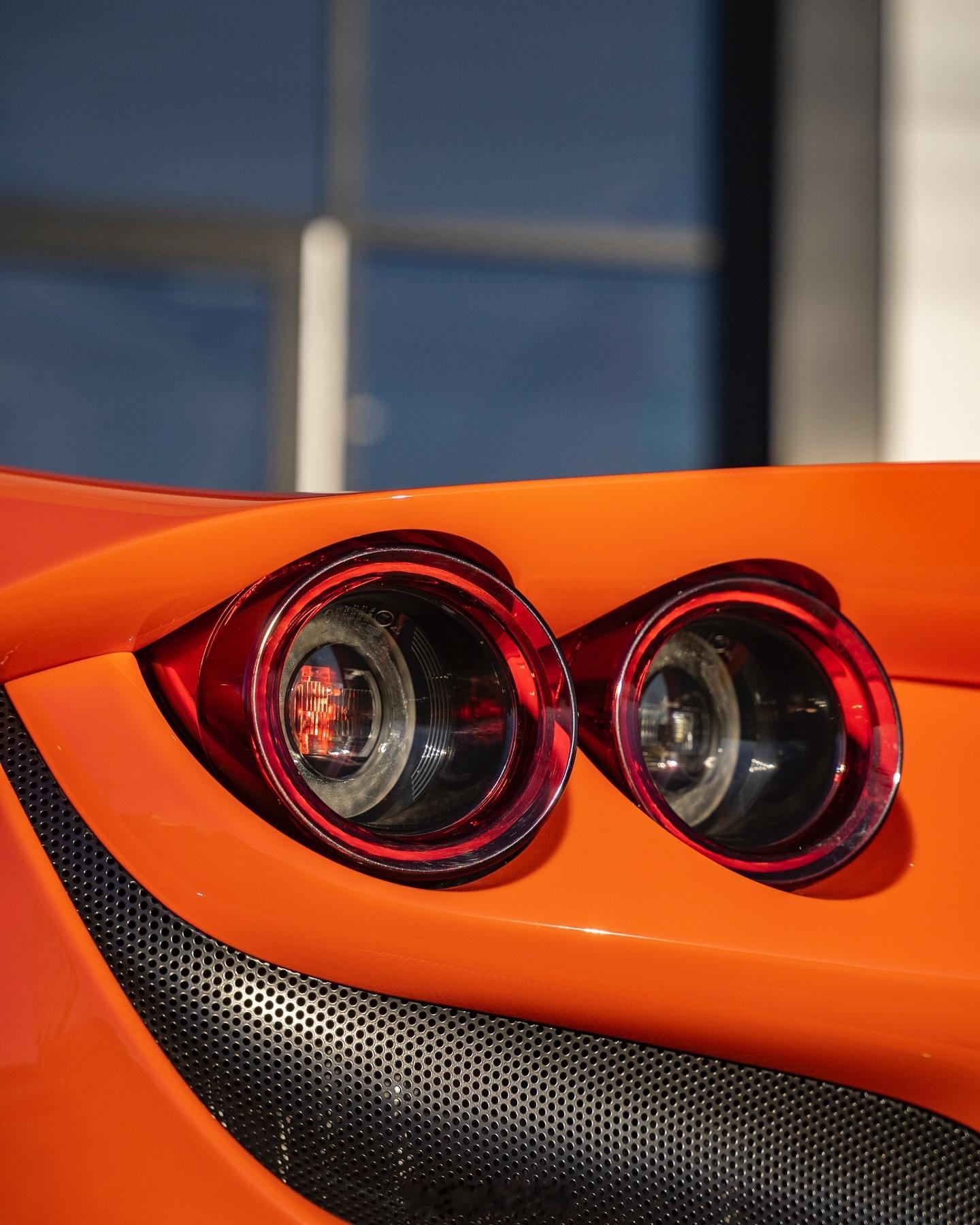 法拉利F8Spider橙外黑内这车配置还不错