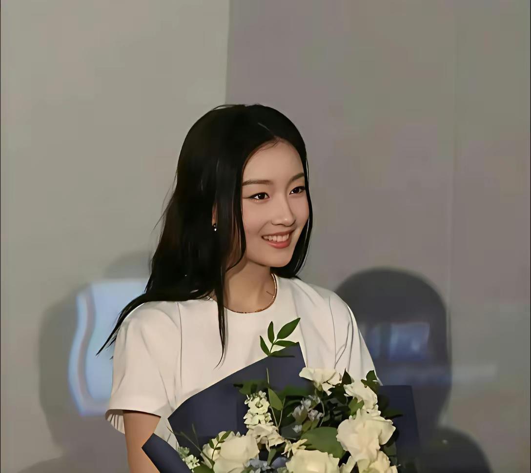 周冬雨真是越来越美了，模样长开了，现在气质特别好，有种知性范儿！