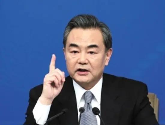 上门催单还想卡脖子？王毅这番话，直接把道理说透了美国议员戴安斯一到北京，客