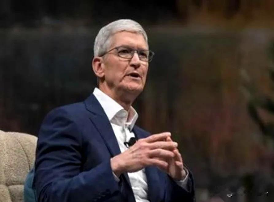 库克这次算是把大实话撂桌面上了。为啥苹果死守中国制造？根本不是图人工便宜，而是