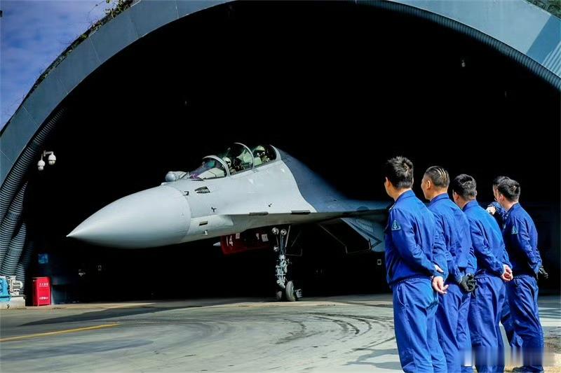 埃及空军的双机巨型加固机堡是真的离谱，把歼-16这种重型双发战斗机塞进去都还是绰
