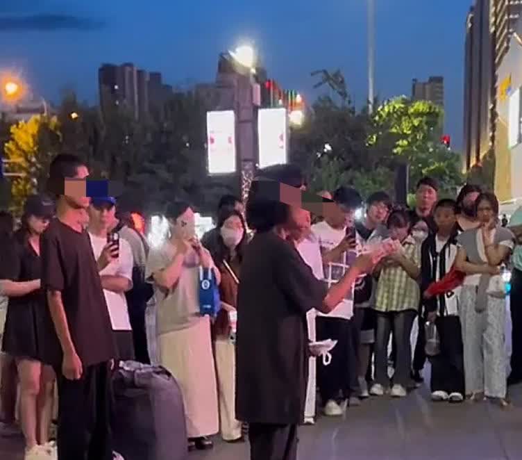 这位女的一直在喊，也不知道在喊啥后来在网上刷到了好多网友也都在说看见她们
