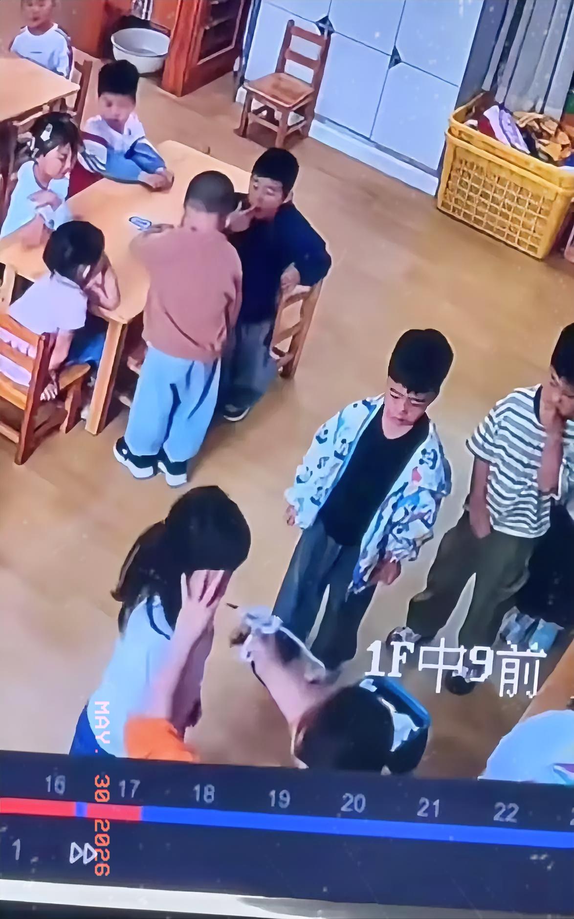 看完丰县幼儿园事件，让人后背发凉的，不是那个女老师，也不是至今没吭声的园长，而是
