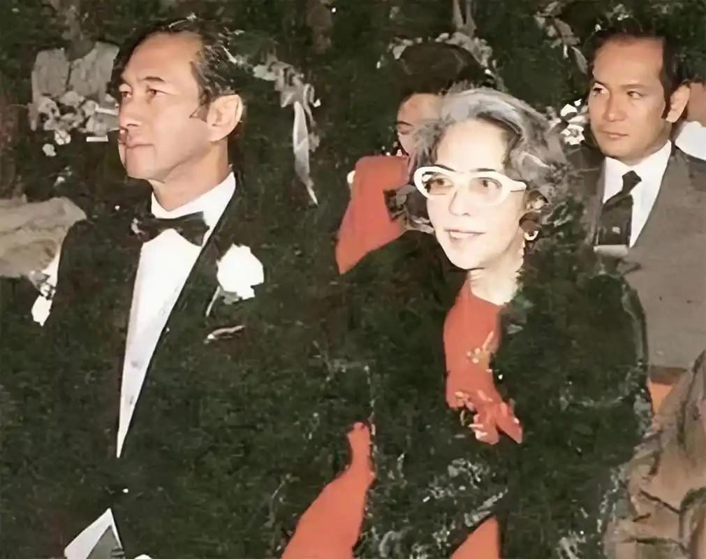 赌王何鸿燊的发妻李婉华，1973年遭遇离奇车祸，瘫痪在床上失去记忆。失忆的十几