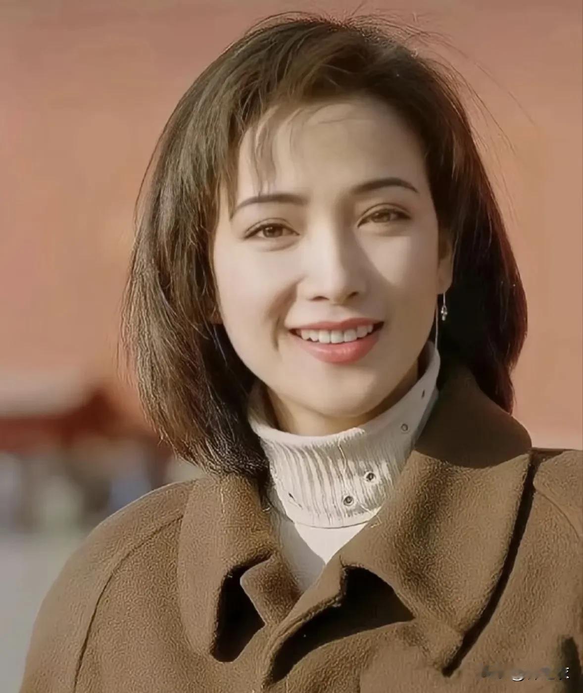 当初就是因为琼瑶太喜欢何晴了，因为她长得太漂亮，所以琼瑶把她的角色安排的比女主更