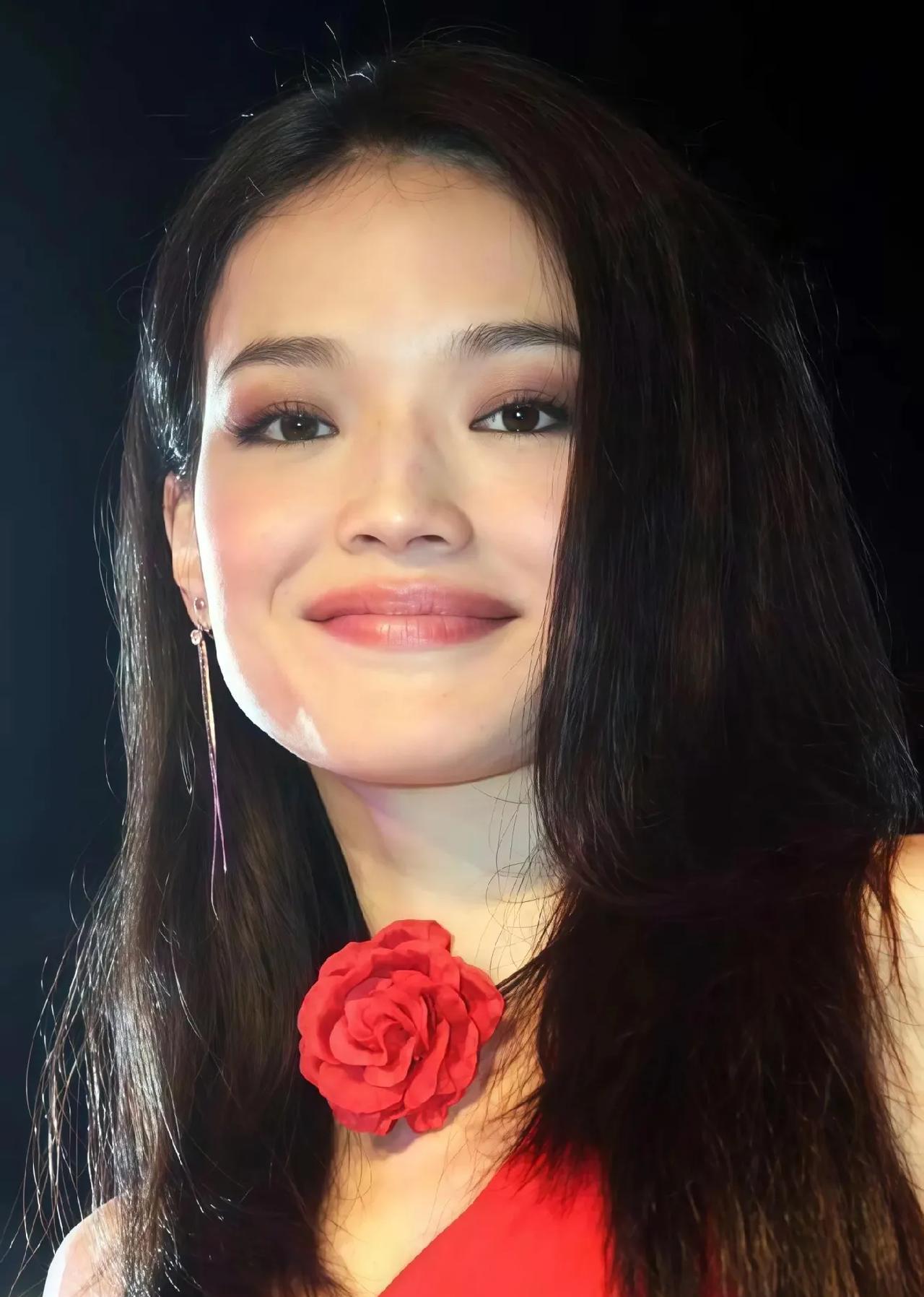 舒淇和红裙的适配度满分，真的又妩媚又大方，光彩夺目，难怪是大众情人。#舒淇#