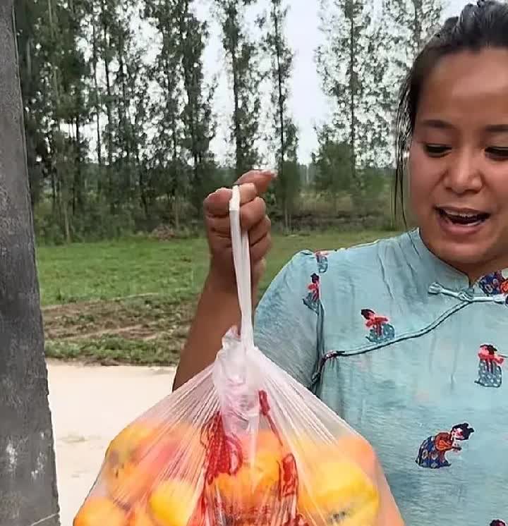 李佳对阿杜他哒真好！李佳比阿杜强多了，李佳上街知道给阿杜他哒买些桃子，还给买