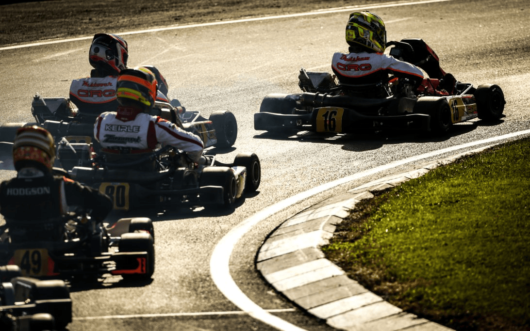 安东内利化名“亨利-肖夫林”参加卡丁车竞速, 轻松碾压对手