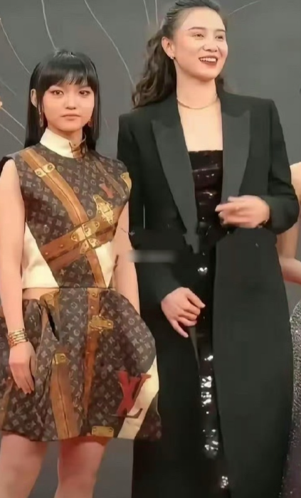 有谁知道宋佳身旁那位身着LV裙装的是谁，有些眼熟，不知道是哪个资本家的小公主？