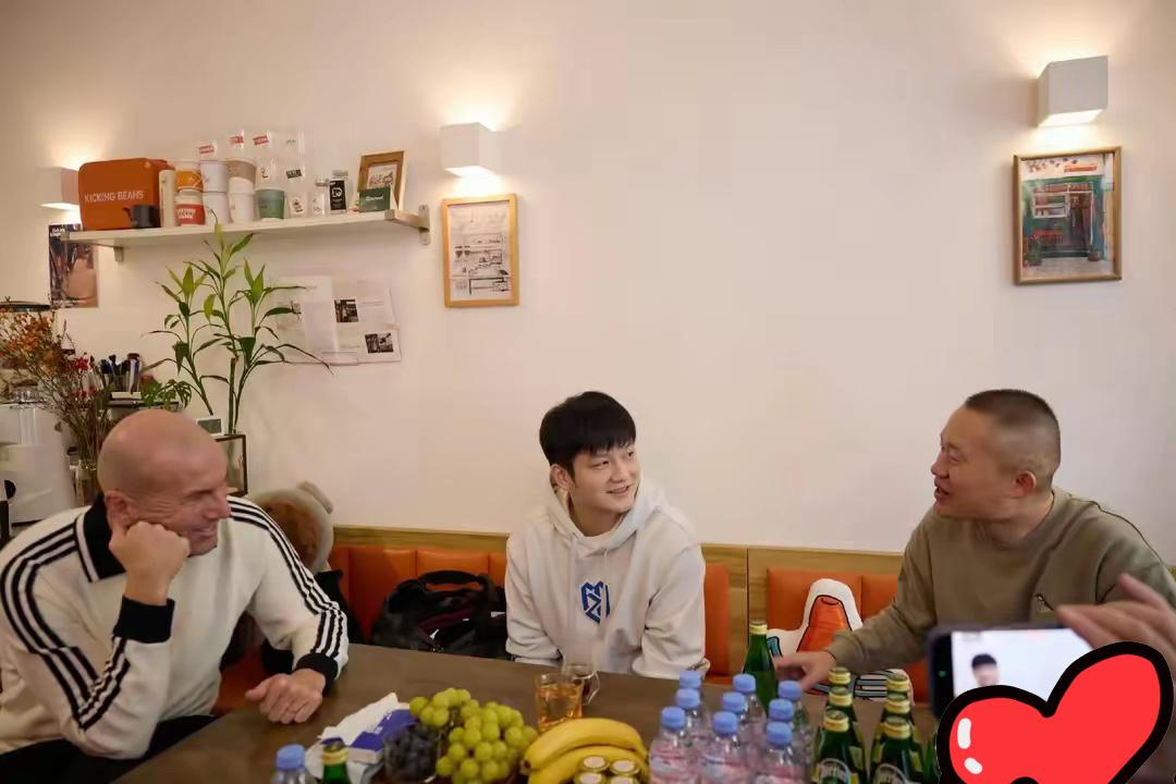 樊振东这分明是坐在大人堆里面的小朋友，有种倾听左右两个大人谈话的即视感！画