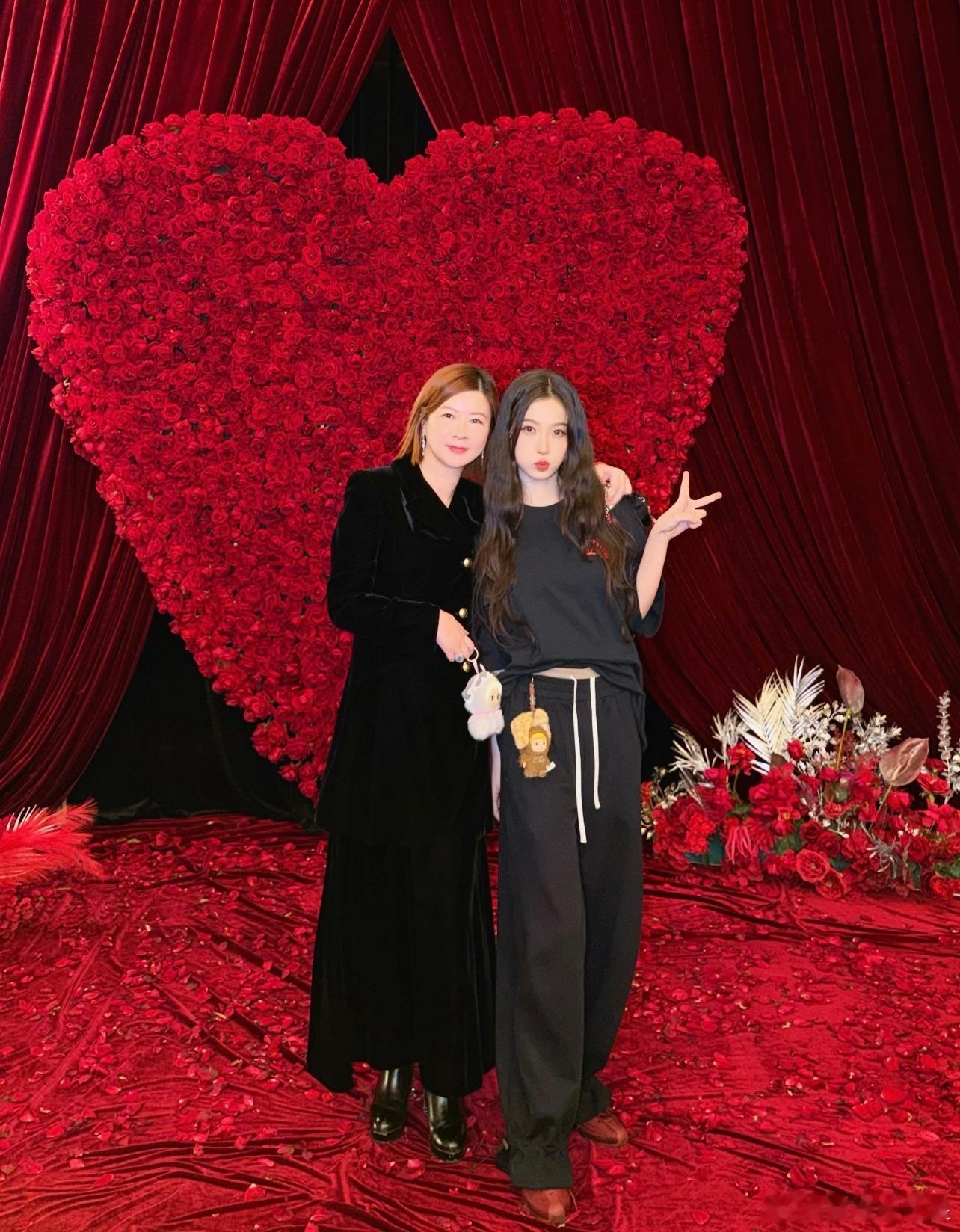 虞书欣喻言陆柯燃杜华合照杜华很宠虞书欣啊，大大方方的把跟虞书欣的合影发出来了，这