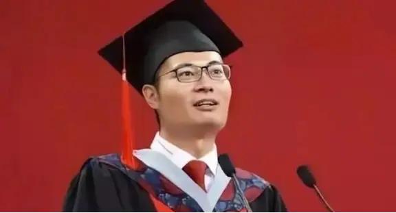 北大博士王勇强的故事曾引发全网关注。1969年他出生在江苏常州农村，父母育有三