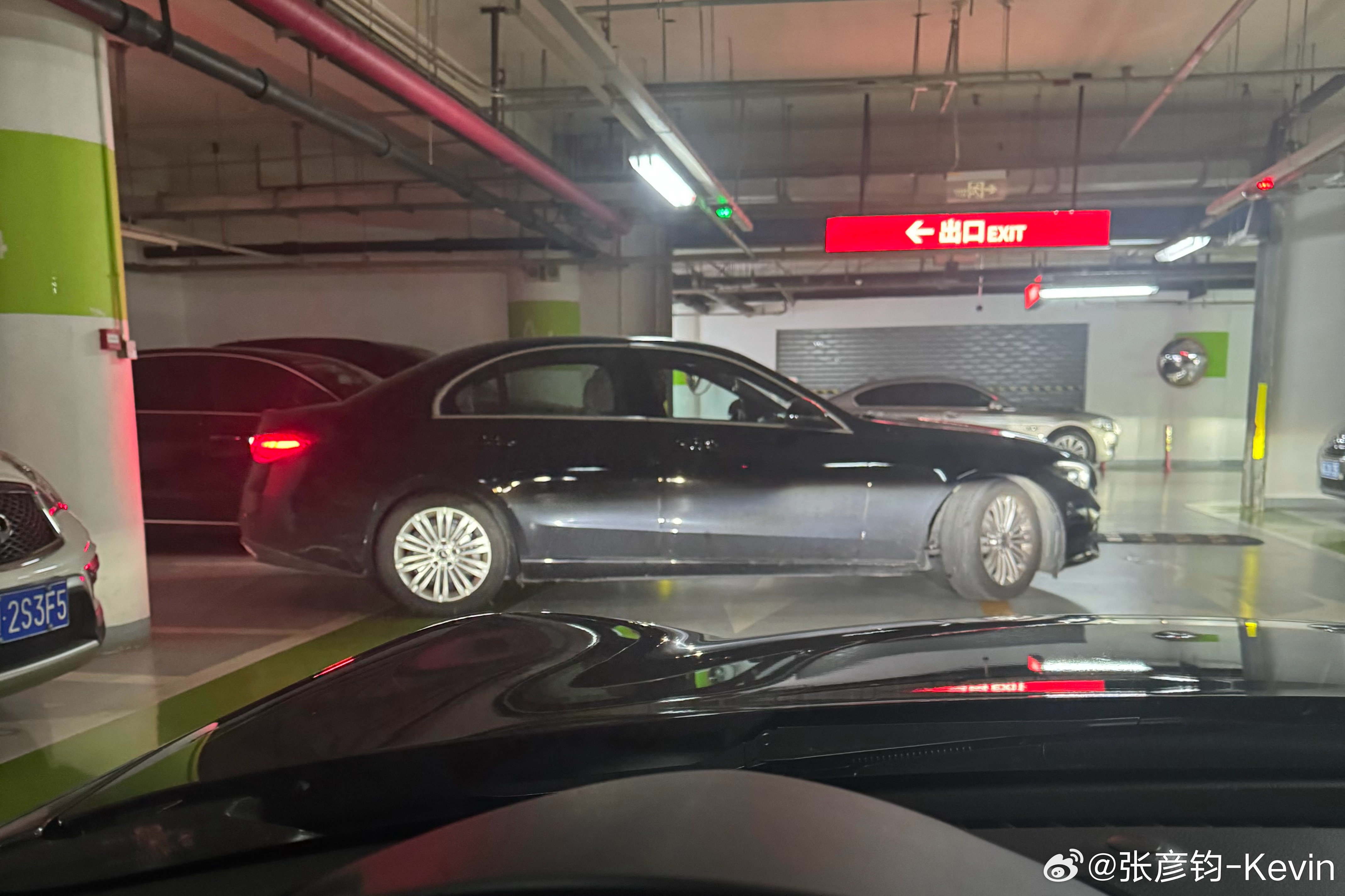 第一次见新款的标轴奔驰C，估计是带进来的车，从侧面过来，我余光一扫觉得哪儿不对，