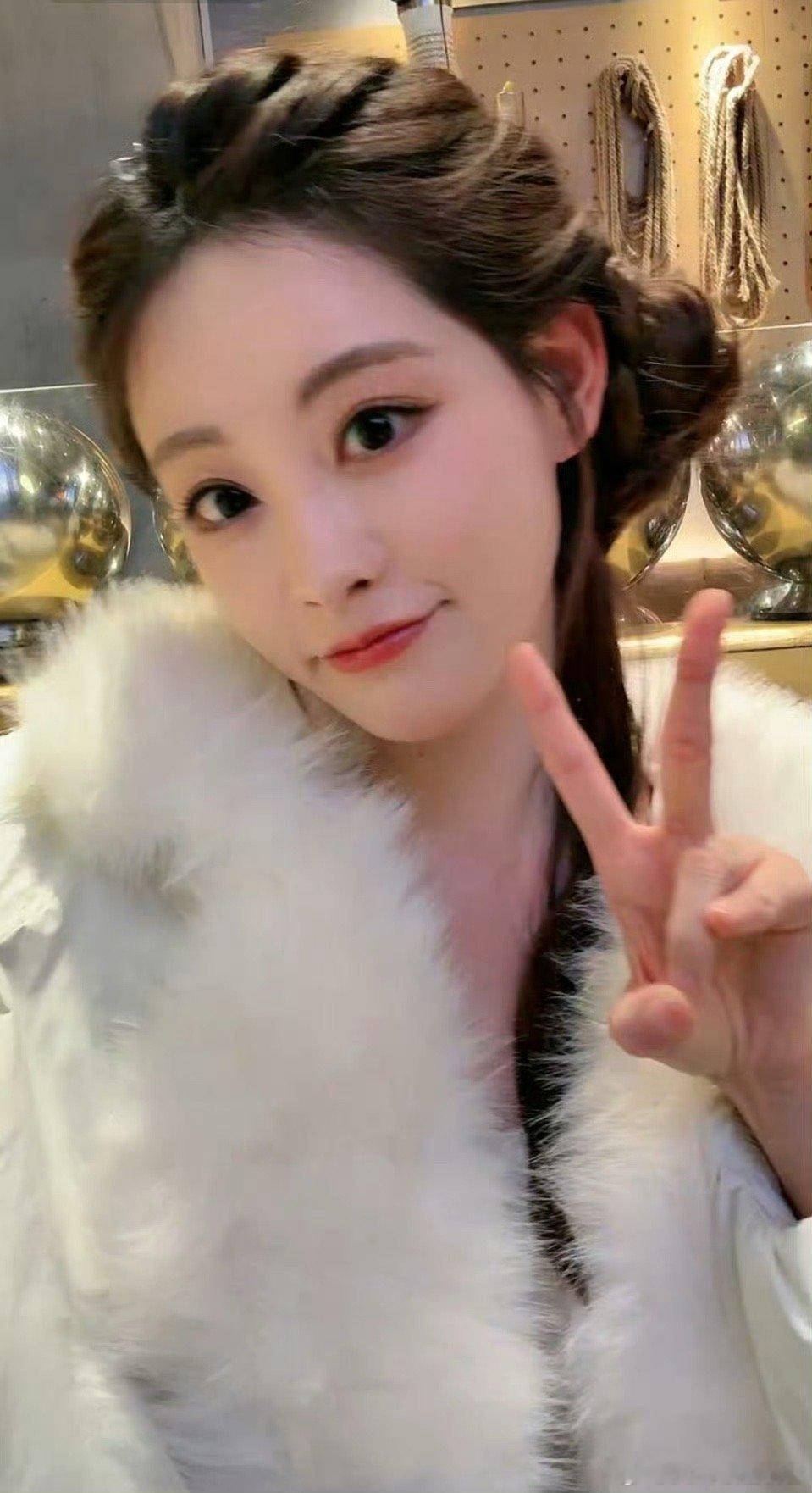 祝绪丹直播抽新年礼盒今天也是被祝绪丹治愈的一天！妆造像白团子一样软萌，直播互动