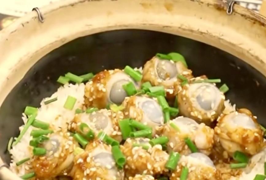 第一次吃到这种饭，是猪眼煲仔饭。我在广州珠江新城时，认识了一些佛山的同事。十一我
