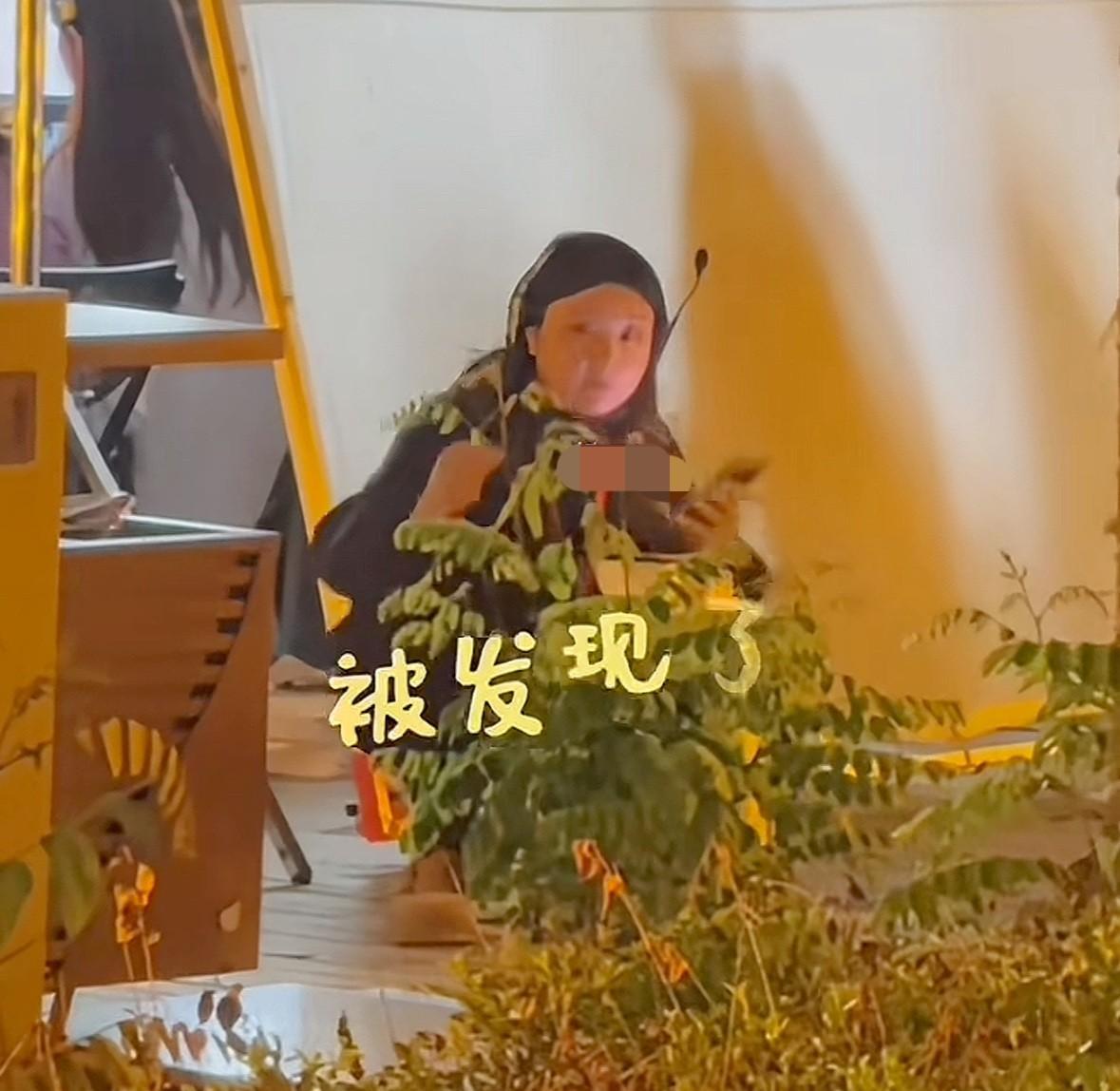 就服这届网友，啥都能拍到，哪怕成琳已经躲到超大挡板后面，依然能找得到。昨晚宇辉直
