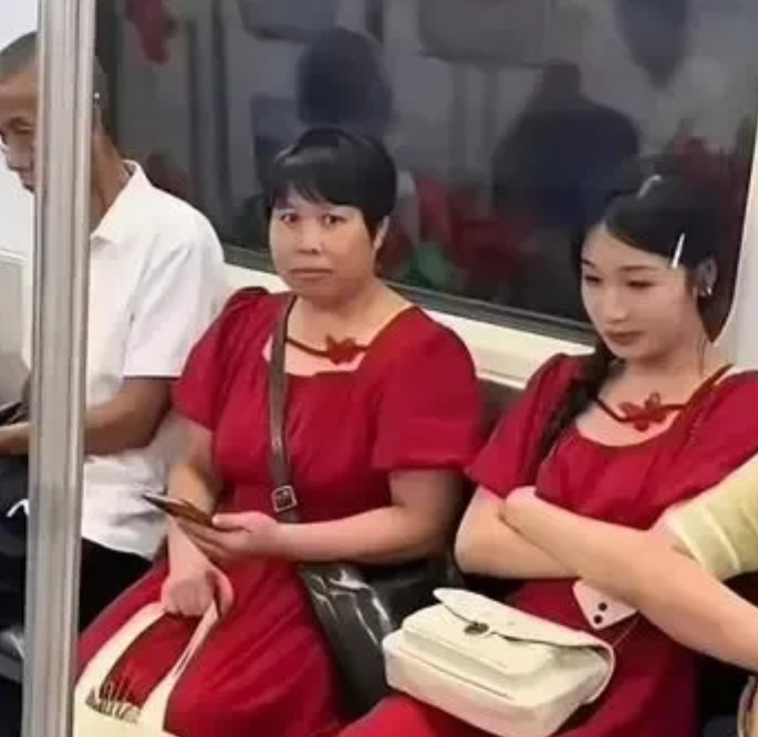 事实证明，年轻就是比年纪大的好看啊。[捂脸哭][捂脸哭][捂脸哭][捂脸哭]